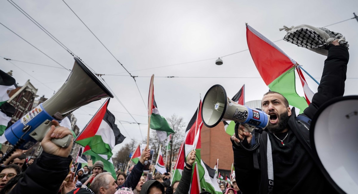Izraelskog predsjednika u Amsterdamu dočekali prosvjednici i putokazi do Haškog suda