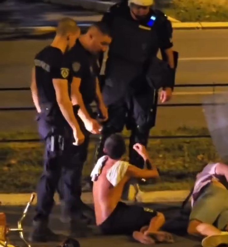 VIDEO Policija u Novom Sadu stavila lisice dječaku, on ih moli da ga puste