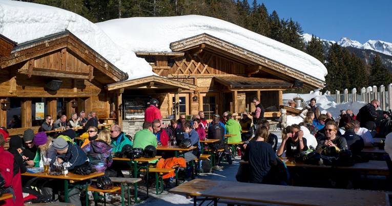 Preko tisuću ljudi zarazilo se u austrijskom skijalištu. Policija pokrenula istragu