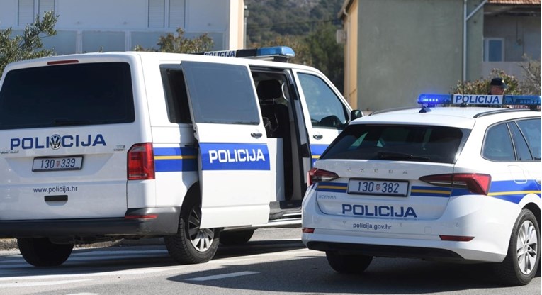 Dvojica mladića se naguravala tijekom vožnje na Krku pa teško ozlijedili pješaka