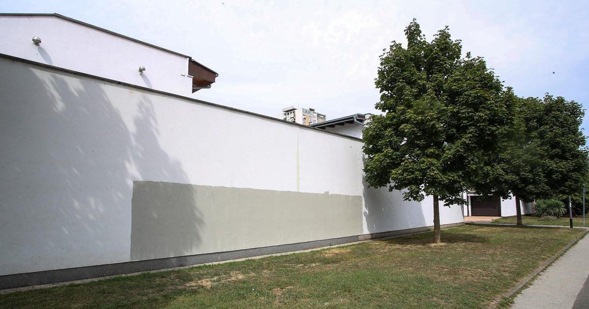 Prebojan grafit "Sarajevo ispod Trebevića, povedite Dalilu i četnika Jergovića"