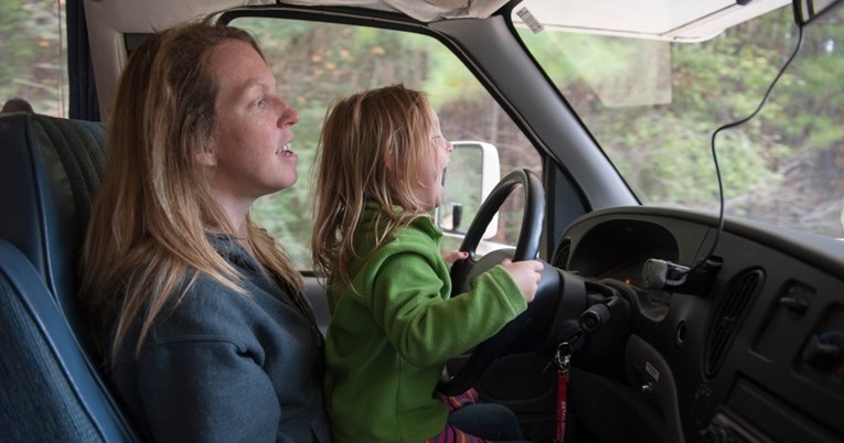 Srbija planira oduzimati vozilo zbog vožnje djece na vozačkom mjestu