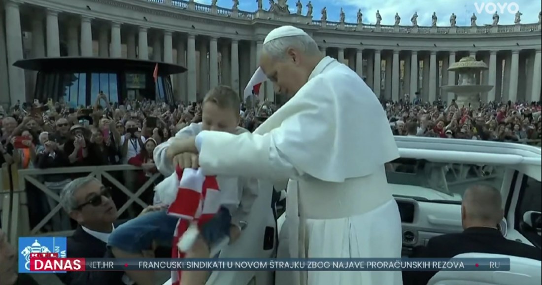 Snimke Pape s hrvatskim šalom obišle svijet, dao mu ga je devetogodišnji Petar