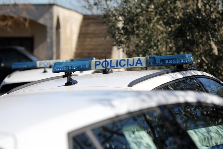 S krova u Umagu skočio na policajca i ozlijedio ga