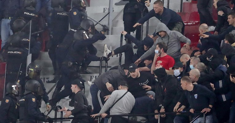 VIDEO Specijalci na stadionu tukli Boyse tijekom utakmice. Letjele stolice