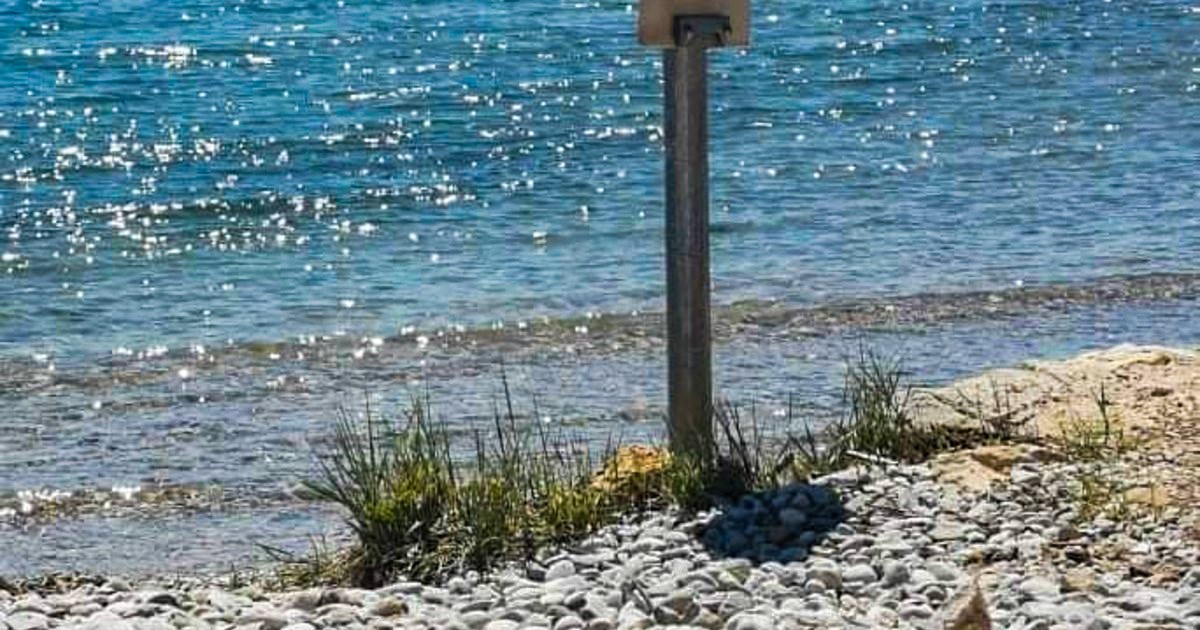 Na plaži u Dalmaciji turiste će dočekati ovaj natpis. Mislite da će ga razumjeti?