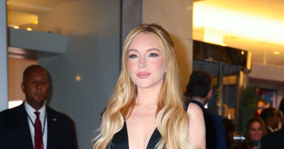 Lindsay Lohan na premijeru svog novog božićnog filma došla u crnoj prozirnoj haljini