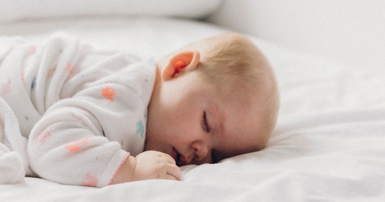 Je li potrebno buditi bebu da biste je nahranili?