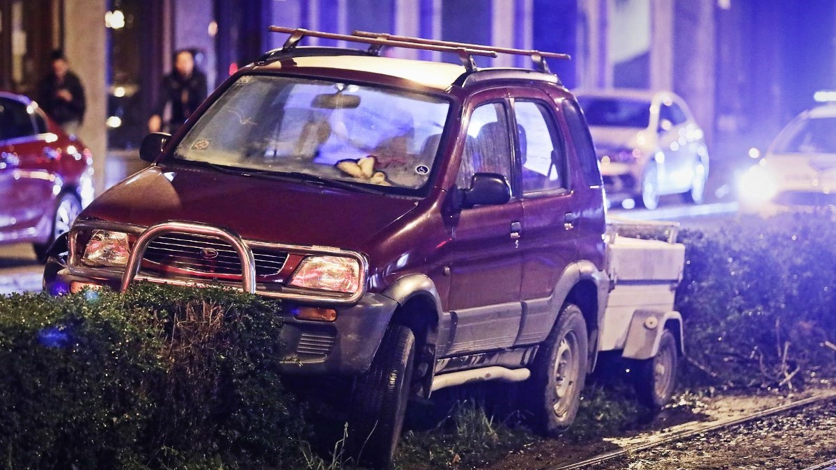 VIDEO Autom se zabio u hidrant u Zagrebu, voda šikljala u zrak