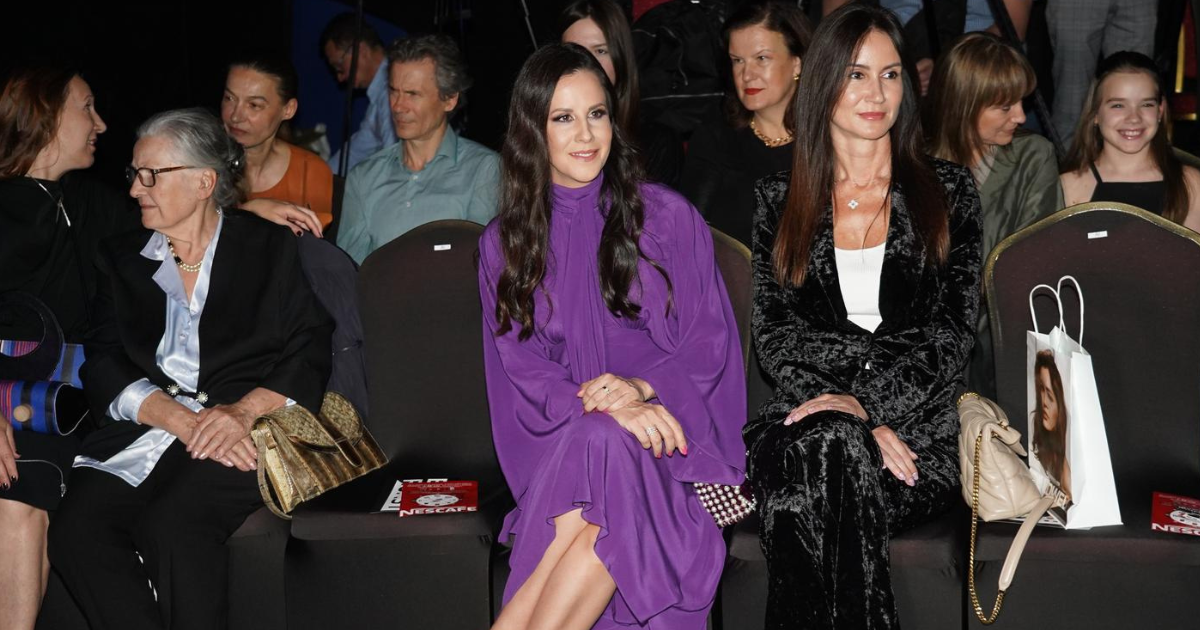 Vučićeva žena u ljubičastoj modnoj kombinaciji privukla pažnju na reviji u Beogradu