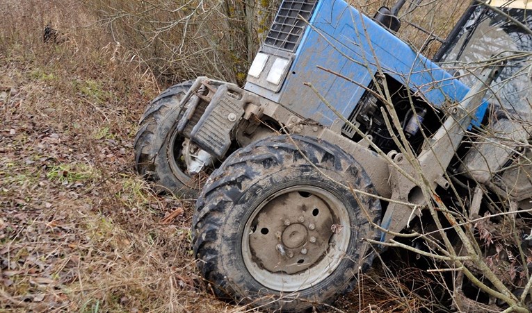 Muškarac u Istri poginuo pod kotačima vlastitog traktora