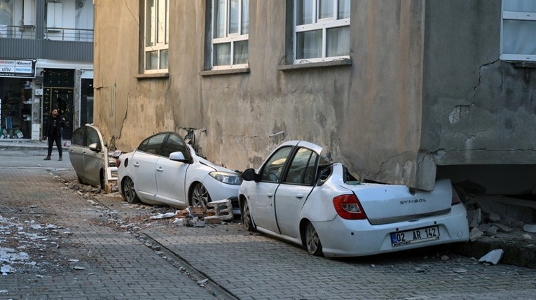 FOTO Zgrada u Turskoj progutala automobile