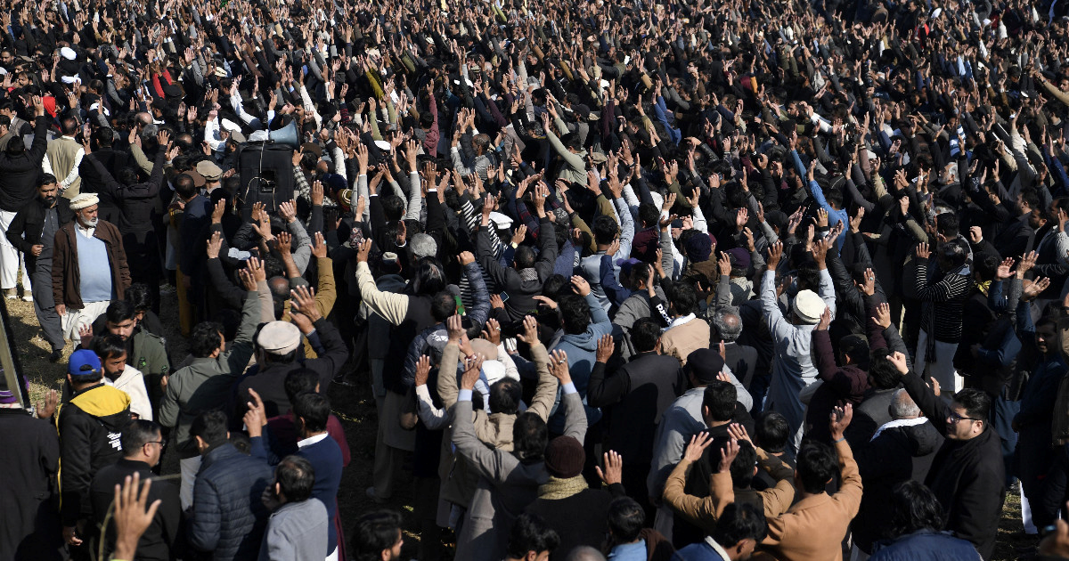 Tisuće ljudi oplakuju žrtve bombaškog napada na džamiju u Pakistanu