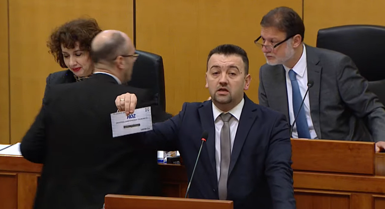 Suverenist Pavliček: Iskaznica HDZ-a jača je od Vise i Mastercarda zajedno