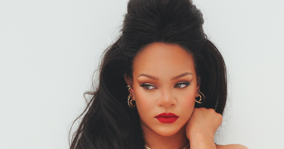 Rihanna pozirala u crvenoj čipki iz svoje kolekcije. Komplet se može kupiti već za 19 €