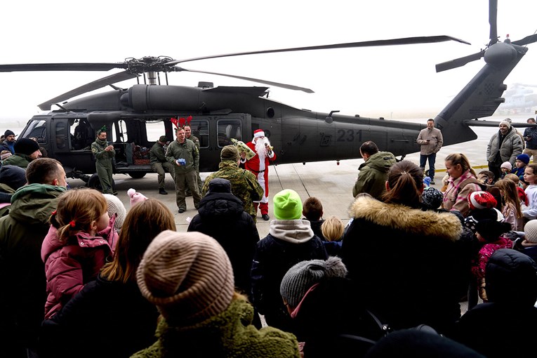 Djed Božićnjak Black Hawkom sletio u vojarnu Lučko i razveselio djecu