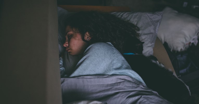 Izbjegavajte je: Spavanje u ovoj pozi najbrže stvara bore, kaže znanost
