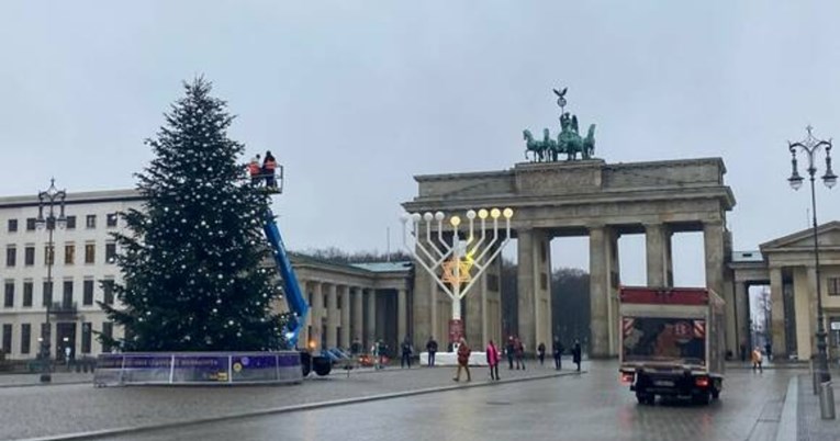 Klimatski aktivisti otpilili vrh božićnog drvca u Berlinu