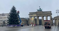 Klimatski aktivisti otpilili vrh božićnog drvca u Berlinu