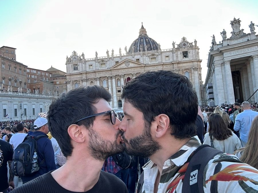 Širi se snimka s proglašenja novog pape, gay par se poljubio na Trgu svetog Petra