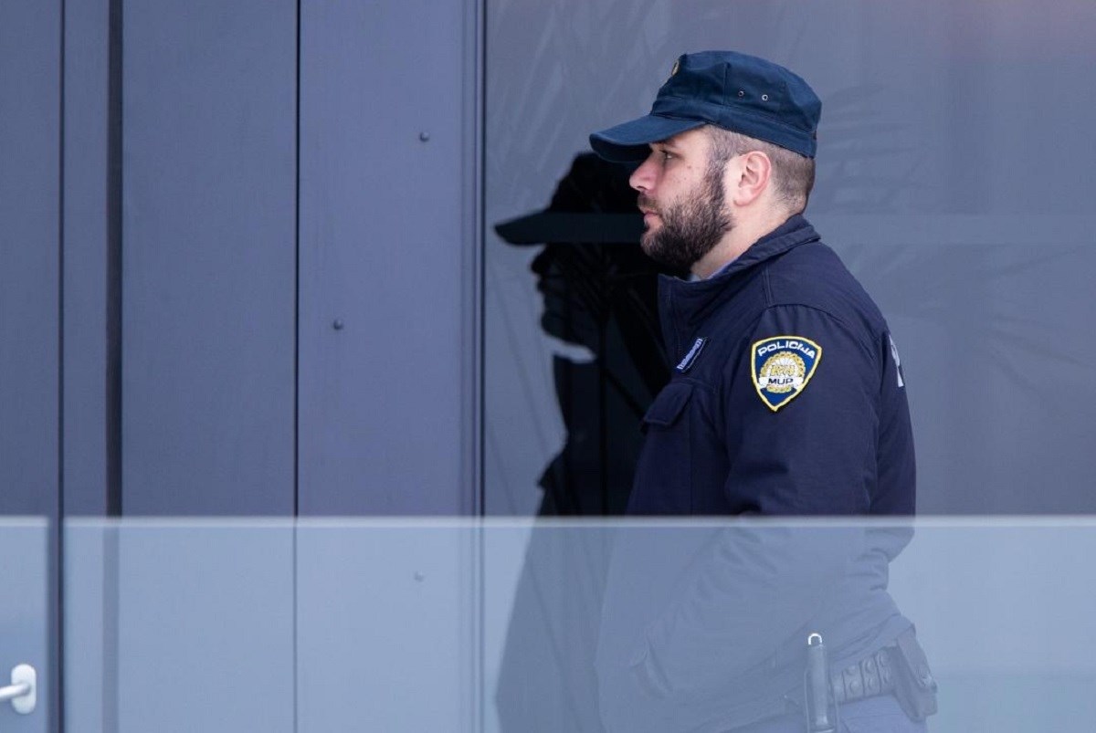 Policija u Splitu upala na party s 30-ak ljudi, pijani tip sjeo u auto i bježao