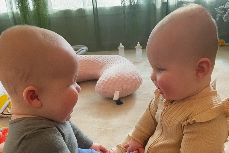 Blizanci se prvi put pogledali i nasmijali jedno drugom, snimka je hit