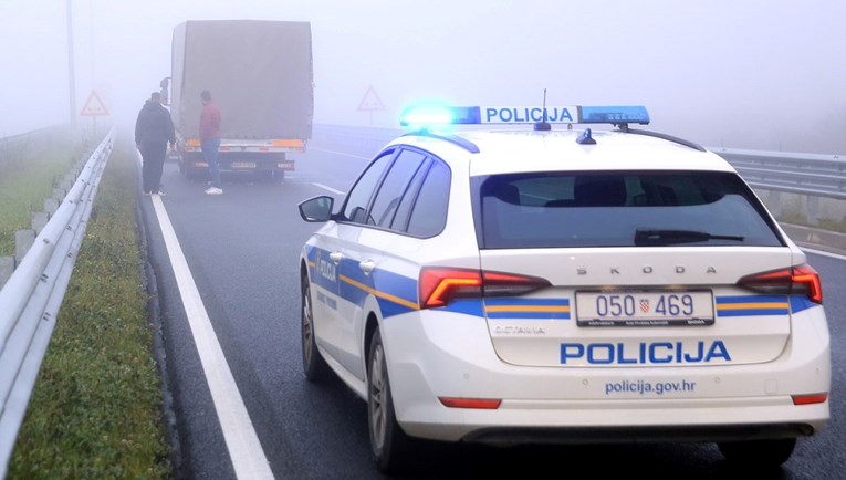 Kod Karlovca zaustavljen kamion s više od 100 migranata, vozač htio pobjeći