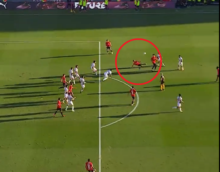 Škarice s 20 metara 166 centimetara visokog igrača najbolji je gol 2025. godine