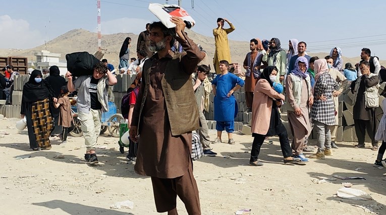 Očajni Afganistanci zapeli na aerodromu, vlada kaos: "Pucaju i Amerikanci i talibani"