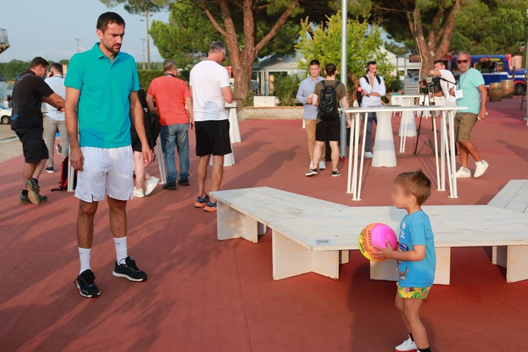 Marin Čilić u Umagu igrao nogomet sa sinom Baldom (3), prizor oduševio prisutne