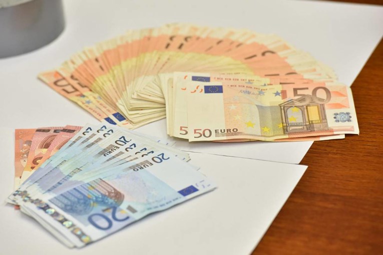 Bankar u Srbiji godinama varao klijente, uzeo im stotine tisuća eura