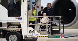 Papa se nije mogao kretati po zrakoplovu zbog bolova u koljenu