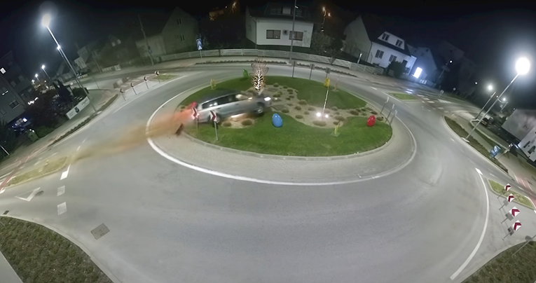 Proletio autom kroz sredinu rotora u Velikoj Gorici pa pobjegao. Pogledajte snimku