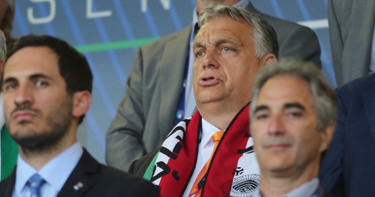 FOTO Orban na utakmicu došao s kartom velike Mađarske