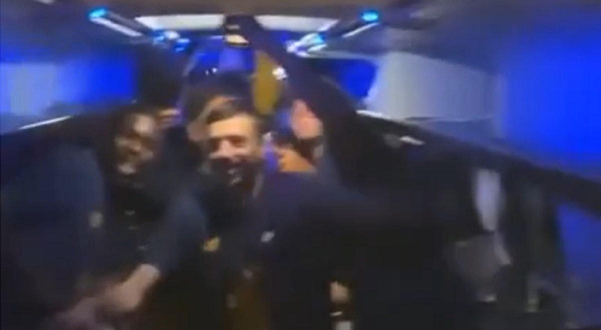 Glazba, ples i konobar Alba koji alkoholom časti suigrače. Barcine zvijezde uzele Kup