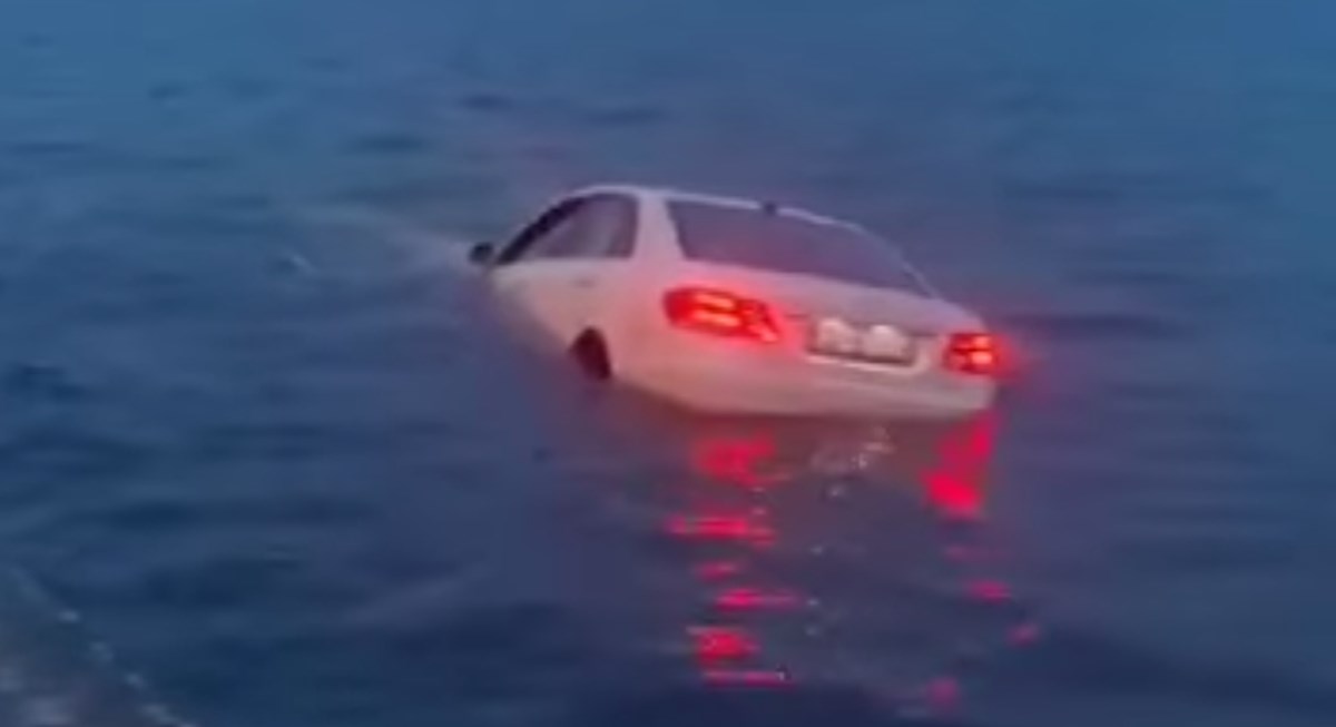 VIDEO Mercedes završio u moru uz rivu u Zadru