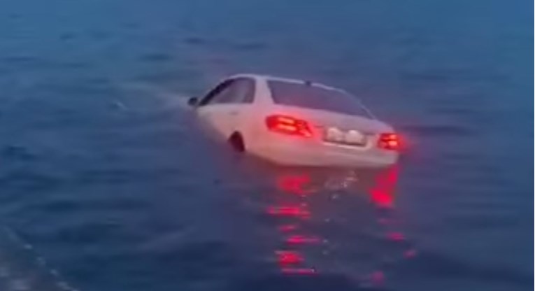 VIDEO Mercedes završio u moru uz rivu u Zadru
