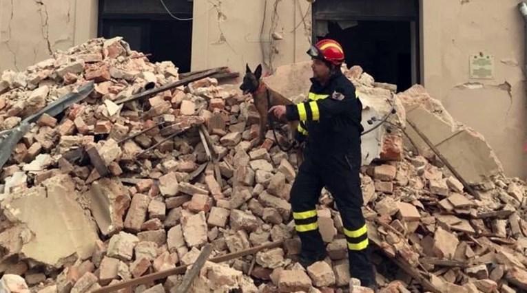 Otrovan je potražni pas koji je s vatrogascima išao u Petrinju