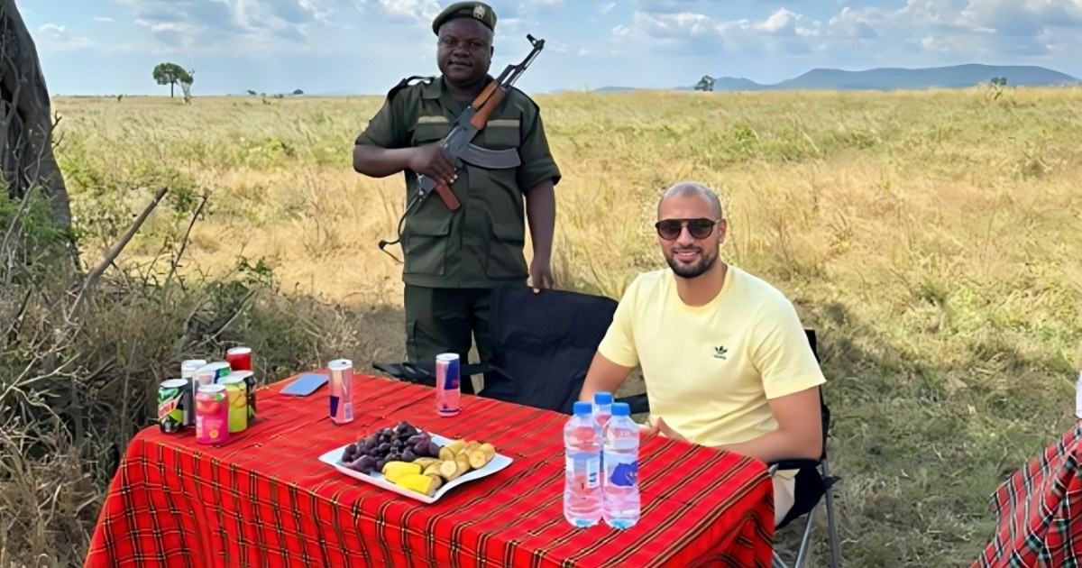 Igrač Uniteda objavio fotku s godišnjeg. Čuva ga vojnik s kalašnjikovom