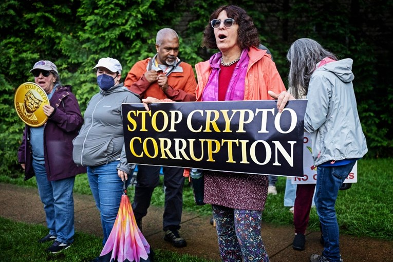 Trump investitore u svoj meme coin ugostio na privatnoj večeri: "Orgija korupcije"