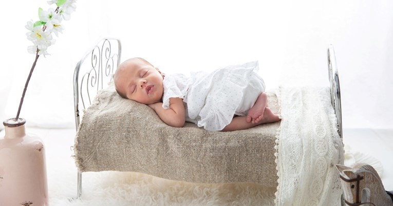 Zašto bebe spavaju s podignutom guzom? Roditelji tek sad otkrivaju preslatki razlog