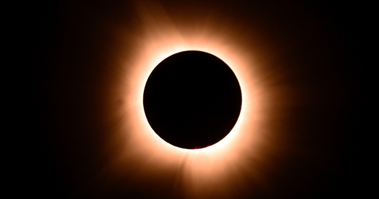 Milijuni Amerikanaca divili su se potpunoj pomrčini Sunca, pogledajte fotografije