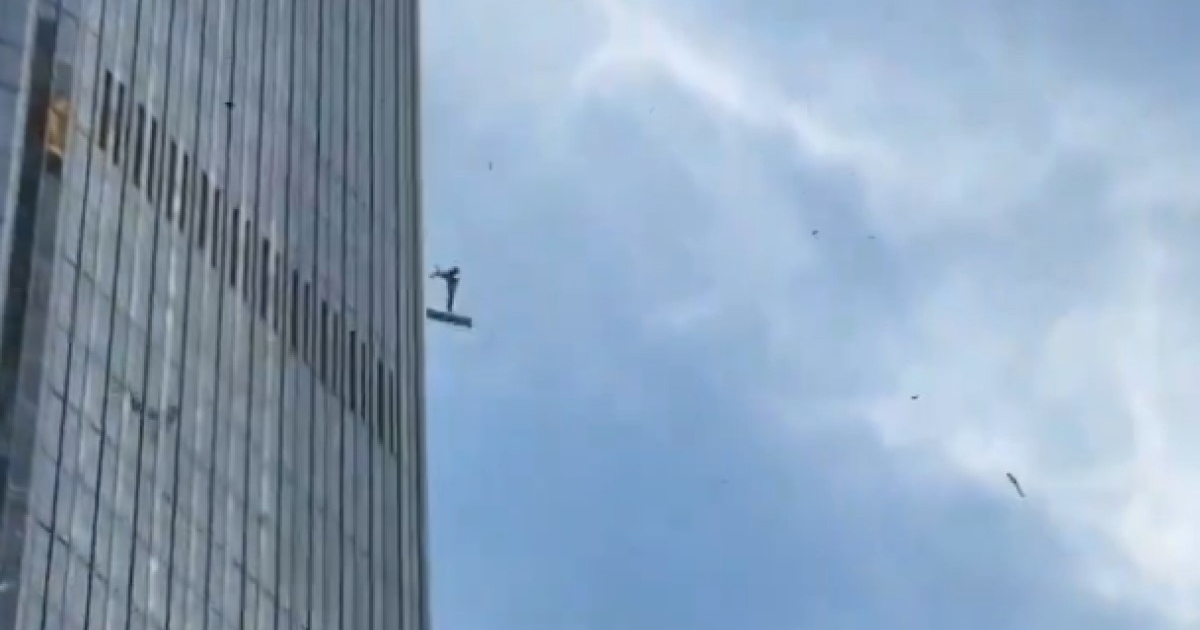 VIDEO Mali avion se zabio u najviši neboder u Pekingu. Poginuo pilot, 13 ozlijeđenih