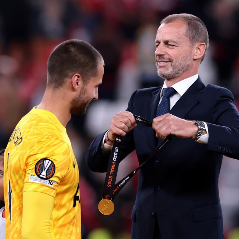 U svibnju je osvojio Europa ligu. Umirovio se s 26 zbog fotografije i filmske režije 