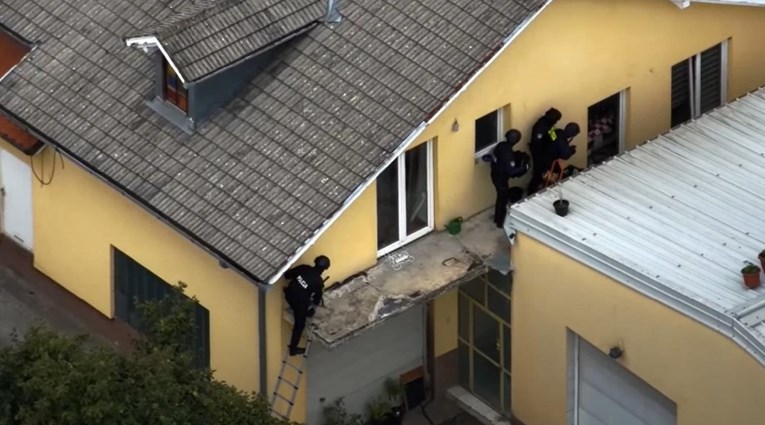 VIDEO Policija razbila staklo i upala u kuću lopova. U garaži našli Audi od 110.000€