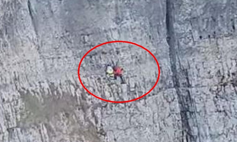 100 ljudi satima spašava Hrvaticu sa stijene visoke 400 metara. Teško je ozlijeđena