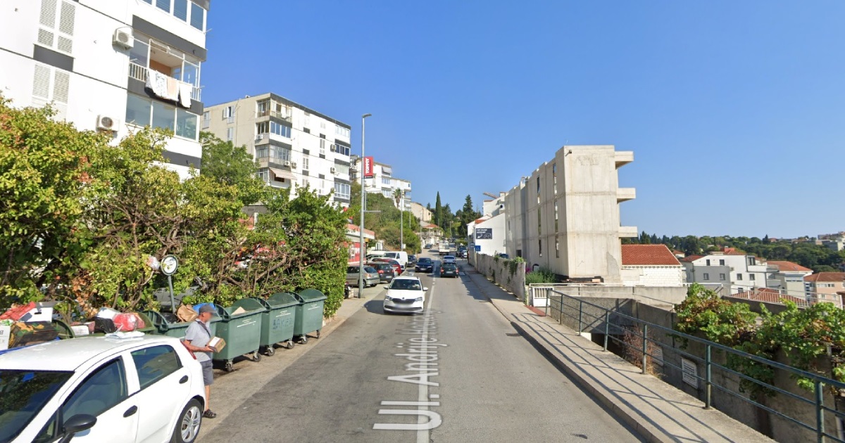 Žena u Dubrovniku pijana prevozila dijete (3) pa se zabila u stup