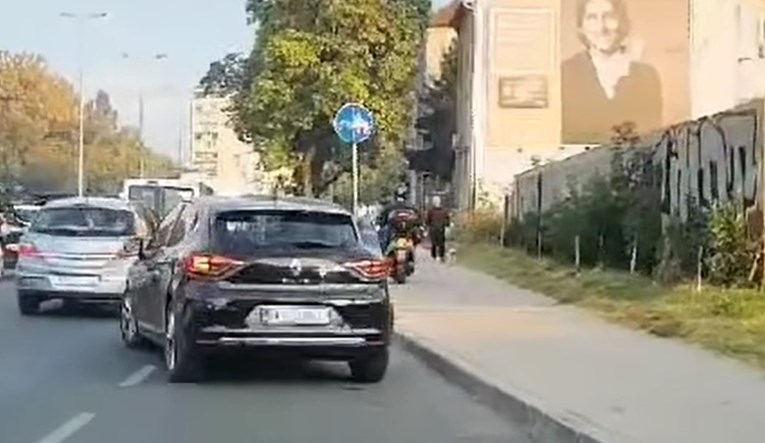 VIDEO Na skuteru u Zagrebu prešao zebru pa umjesto po cesti vozio po pločniku