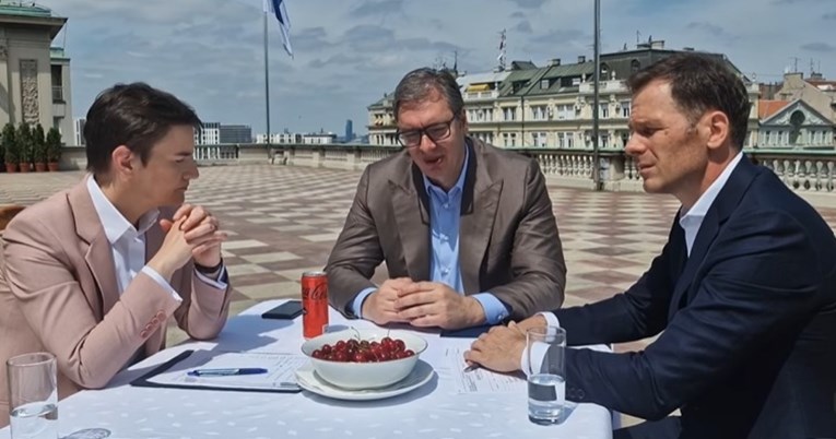 Prizor Vučića i višanja u zdjeli je hit na Twitteru