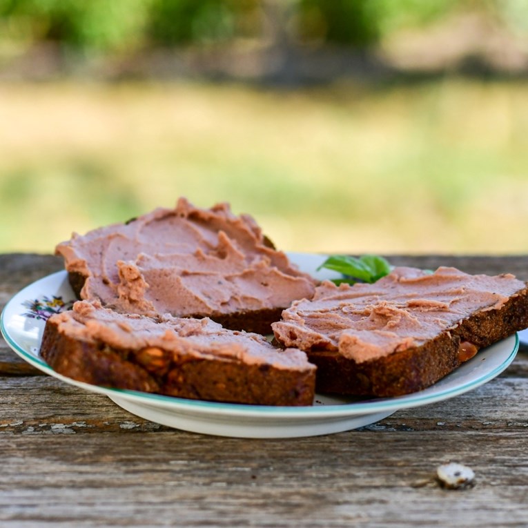 Zaboravite na kupovne, ovog ljeta na plažu nosimo domaće paštete. Ove su nam top